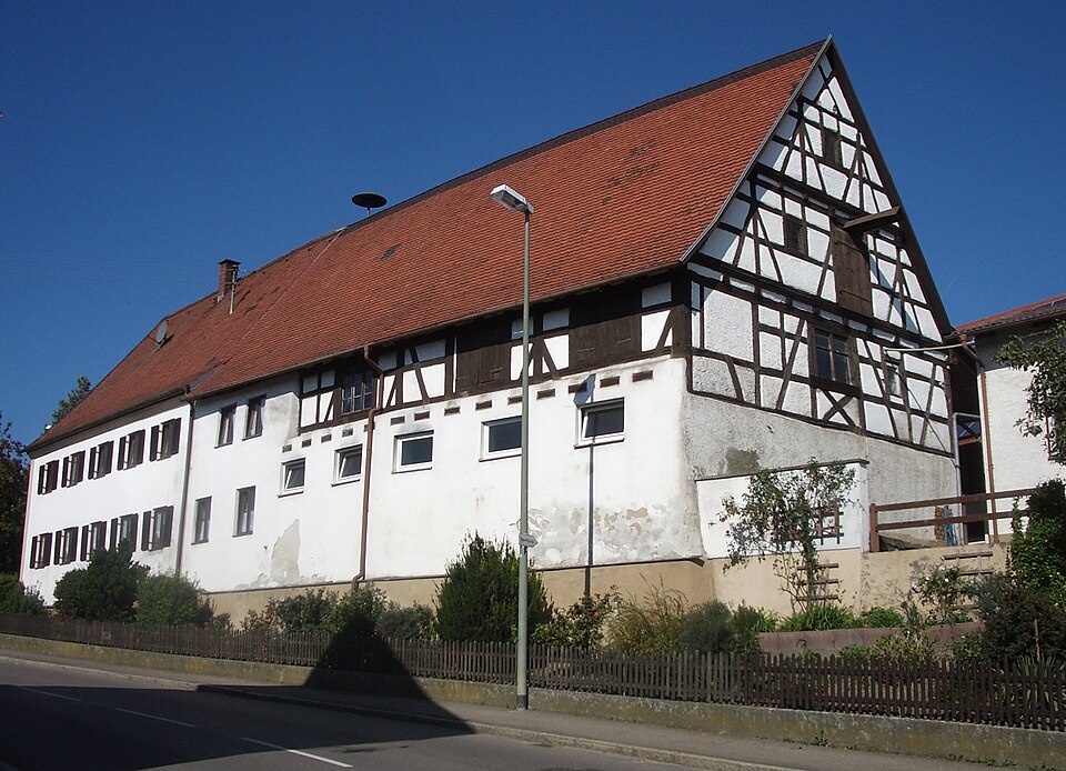 Wärmepumpe-Gurus in Kötz – Ehemaliger Vogteihof (Foto: Maimaid) Ehemaliger Vogteihof in Kötz – Wärmepumpe-Gurus vermittelt Fachbetriebe in Kötz