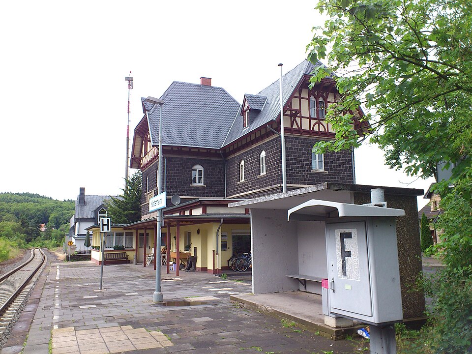 Wärmepumpe-Gurus in Kottenheim – Bahnhof (Foto: Michael Esper 2012) Bahnhof in Kottenheim – Wärmepumpe-Gurus vermittelt Fachbetriebe in Kottenheim