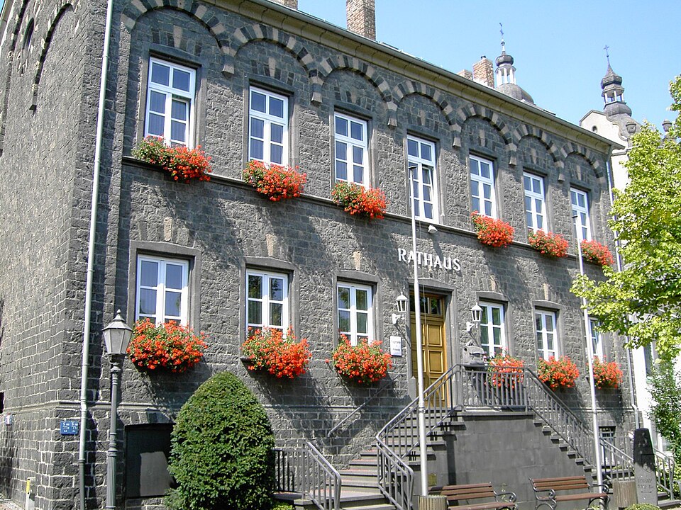 Wärmepumpe-Gurus in Kruft – Rathaus (Foto: Labradormix at German Wikipedia) Rathaus in Kruft – Wärmepumpe-Gurus vermittelt Fachbetriebe in Kruft