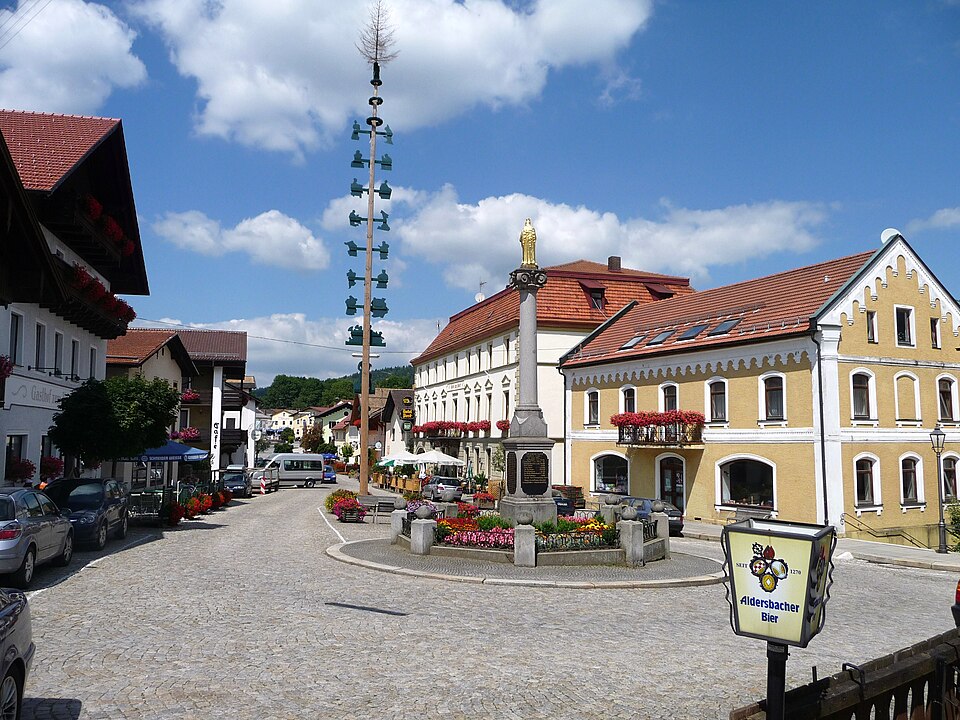 Wärmepumpe-Gurus in Lam – Marktplatz (Foto: Konrad Lackerbeck) Marktplatz in Lam – Wärmepumpe-Gurus vermittelt Fachbetriebe in Lam