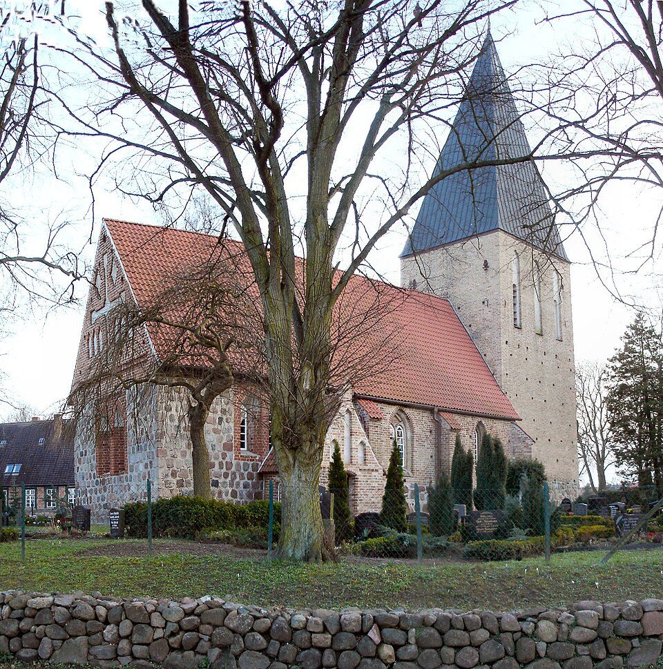 Wärmepumpe-Gurus in Lambrechtshagen – Kirche (Foto: Schiwago) Kirche in Lambrechtshagen – Wärmepumpe-Gurus vermittelt Fachbetriebe in Lambrechtshagen