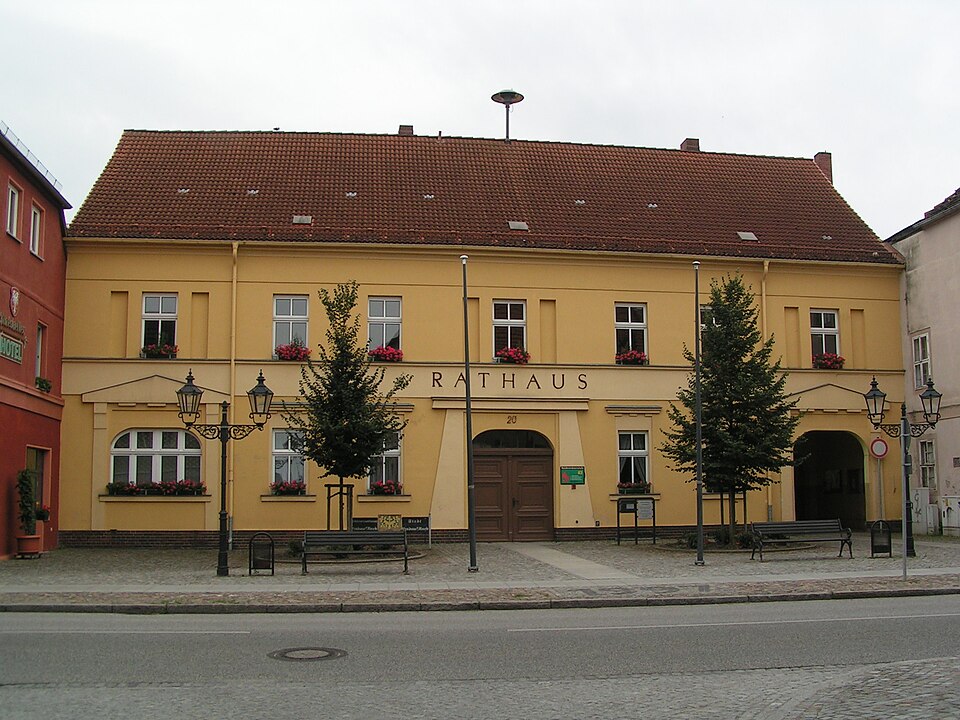 Wärmepumpe-Gurus in Lindow – Rathaus (Foto: No machine-readable author provided. Hedavid assumed) Rathaus in Lindow – Wärmepumpe-Gurus vermittelt Fachbetriebe in Lindow