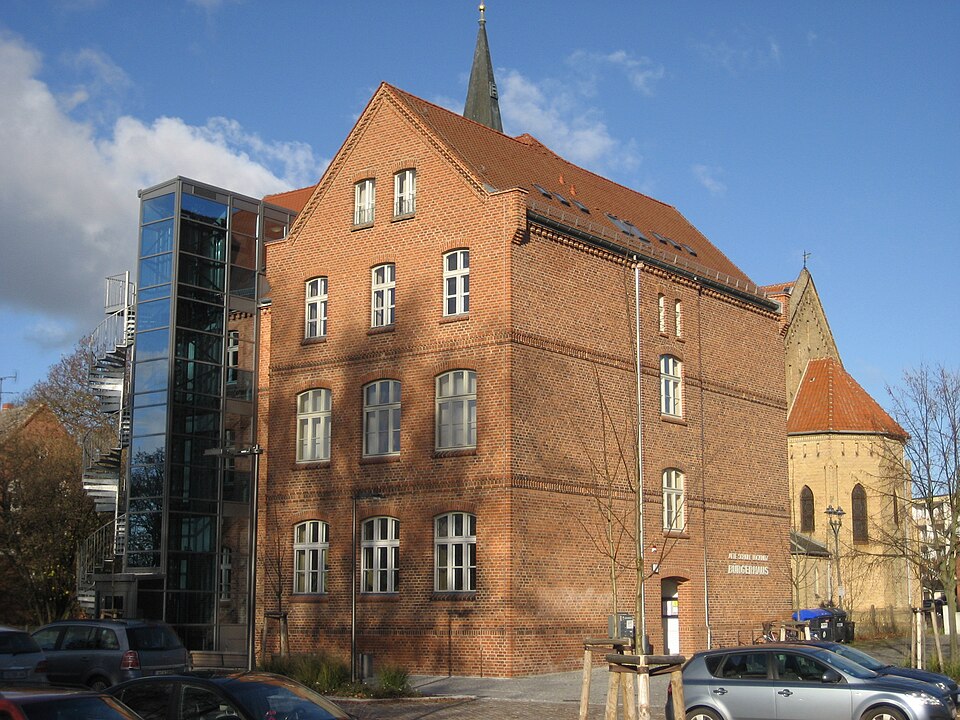 Wärmepumpe-Gurus in Löcknitz – Bürgerhaus (Foto: Mr. Pommeroy) Bürgerhaus in Löcknitz – Wärmepumpe-Gurus vermittelt Fachbetriebe in Löcknitz