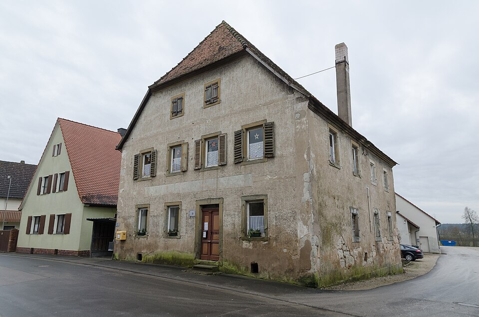 Wärmepumpe-Gurus in Lonnerstadt – Hauptstraße (Foto: Tilman2007) Hauptstraße in Lonnerstadt – Wärmepumpe-Gurus vermittelt Fachbetriebe in Lonnerstadt