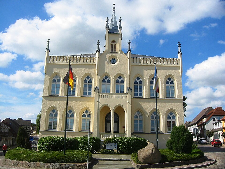 Wärmepumpe-Gurus in Marlow – Rathaus (Foto: Assenmacher) Rathaus in Marlow – Wärmepumpe-Gurus vermittelt Fachbetriebe in Marlow
