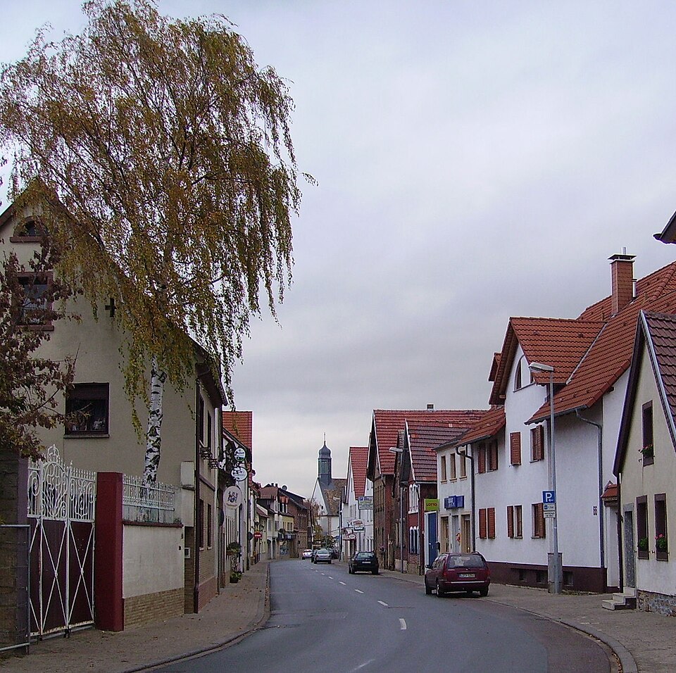 Wärmepumpe-Gurus in Meckenheim – Hauptstrasse (Foto: Immanuel Giel) Hauptstrasse in Meckenheim – Wärmepumpe-Gurus vermittelt Fachbetriebe in Meckenheim