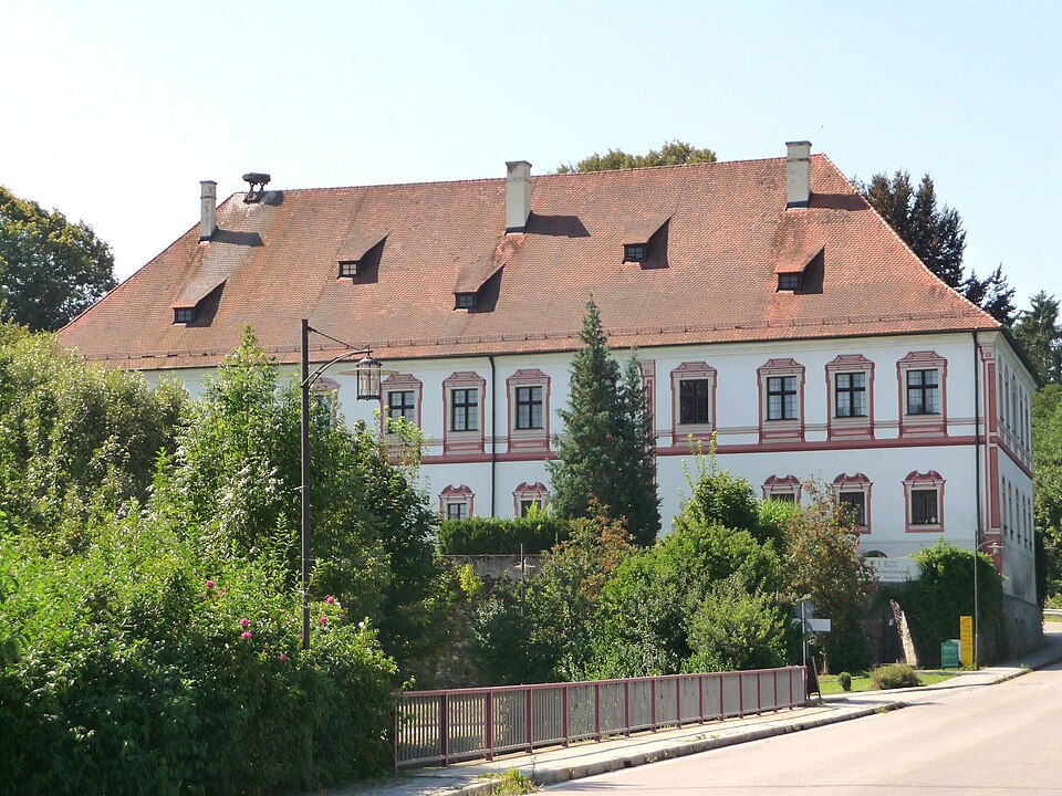 Wärmepumpe-Gurus in Miltach – Schloss (Foto: Konrad Lackerbeck) Schloss in Miltach – Wärmepumpe-Gurus vermittelt Fachbetriebe in Miltach