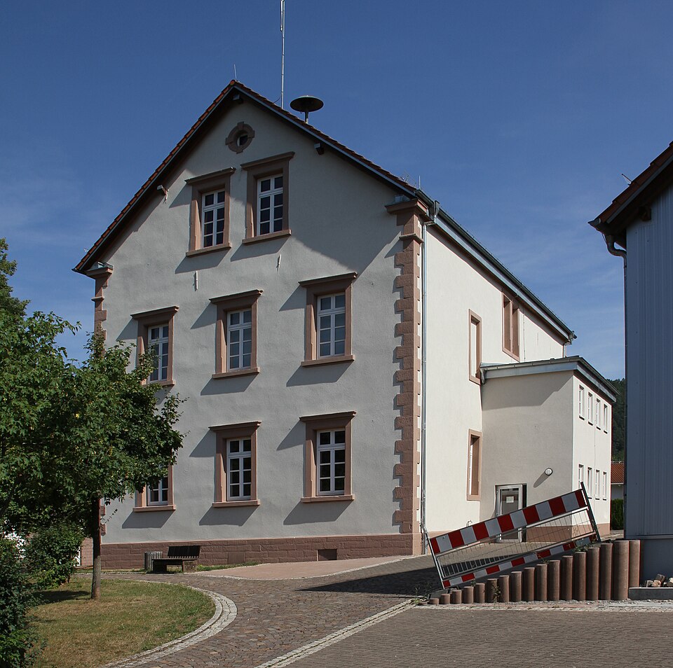 Wärmepumpe-Gurus in Münchweiler an der Rodalb – Schulstrasse (Foto: Gerd Eichmann) Schulstrasse in Münchweiler an der Rodalb – Wärmepumpe-Gurus vermittelt Fachbetriebe in Münchweiler an der Rodalb