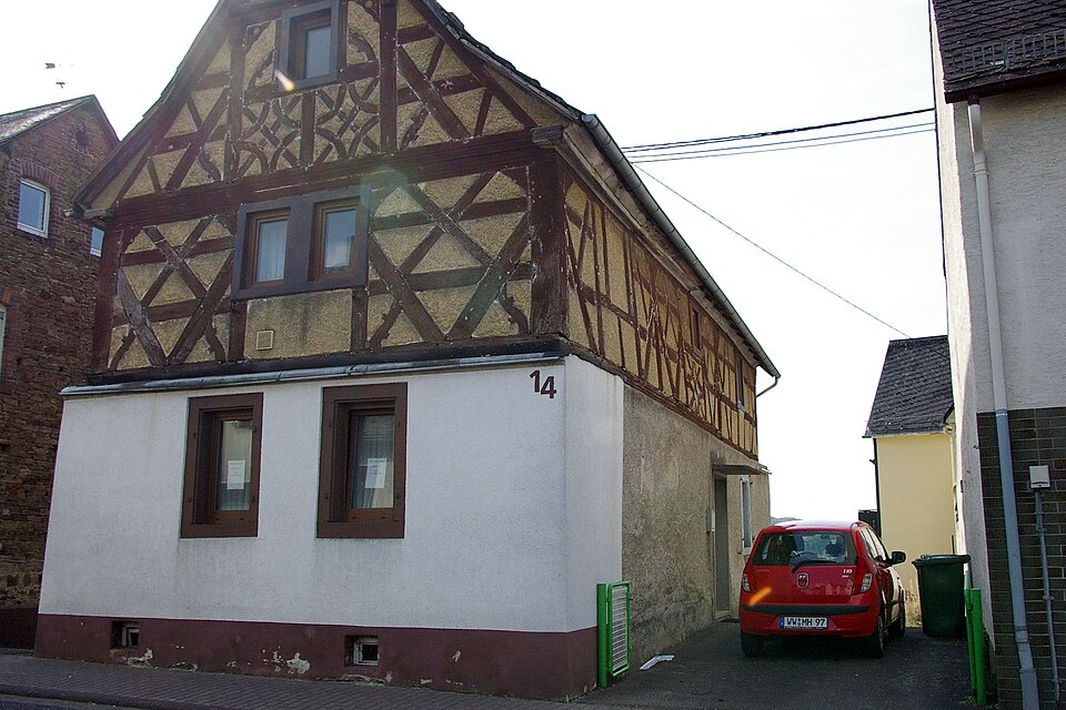 Wärmepumpe-Gurus in Nauort – Hauptstraße Fachwerkhaus (Foto: Thomas Gropp) Hauptstraße Fachwerkhaus in Nauort – Wärmepumpe-Gurus vermittelt Fachbetriebe in Nauort