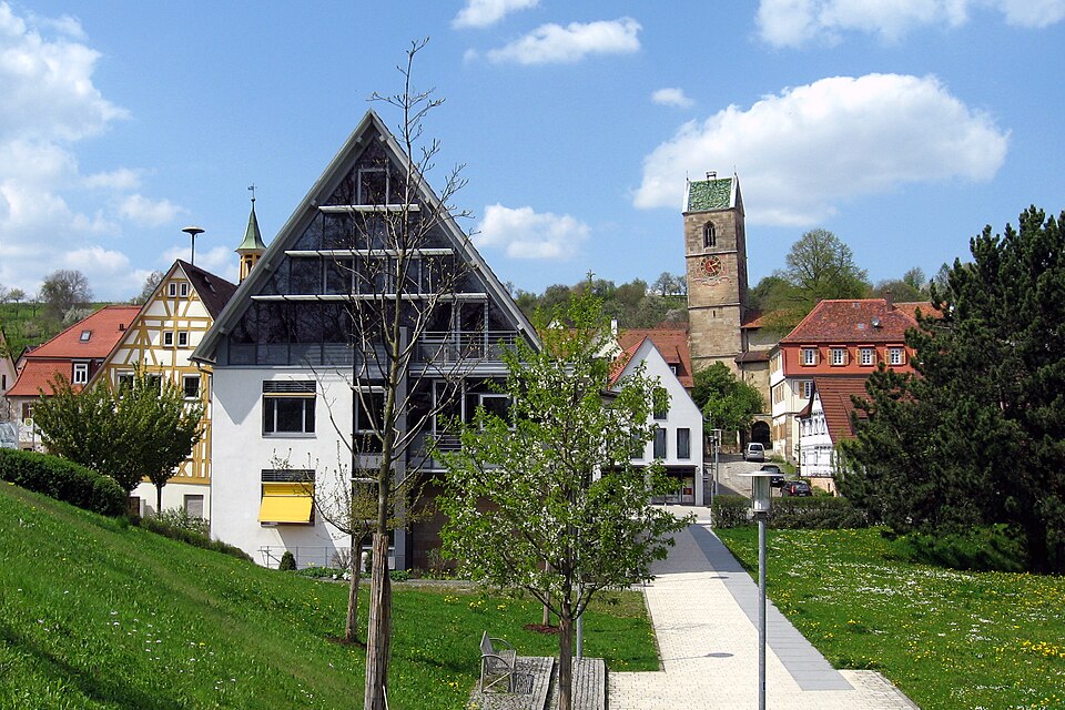 Wärmepumpe-Gurus in Neckartailfingen – Rathaus und Kirche (Foto: Karlo) Rathaus und Kirche in Neckartailfingen – Wärmepumpe-Gurus vermittelt Fachbetriebe in Neckartailfingen