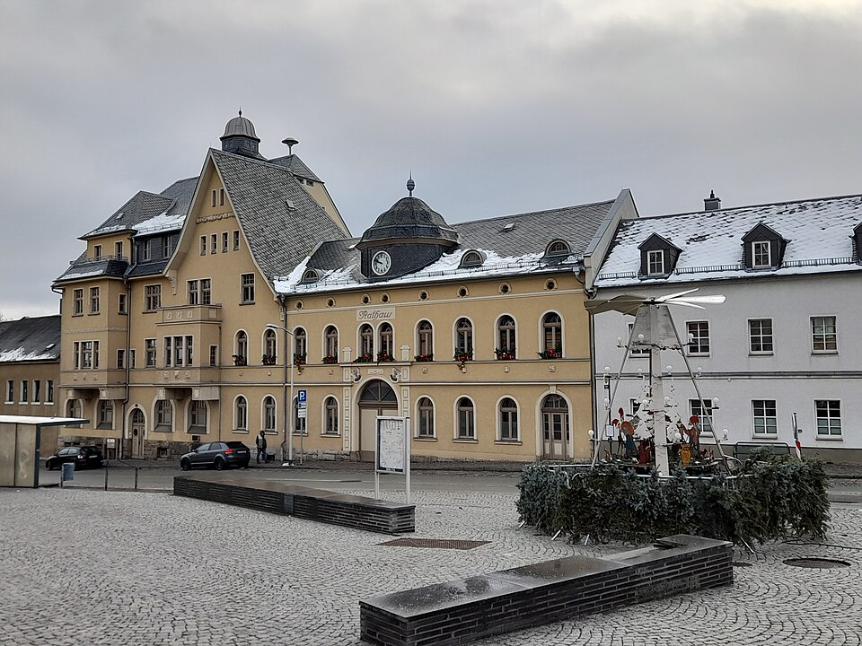 Wärmepumpe-Gurus in Netzschkau – Rathaus (Foto: Aagnverglaser) Rathaus in Netzschkau – Wärmepumpe-Gurus vermittelt Fachbetriebe in Netzschkau