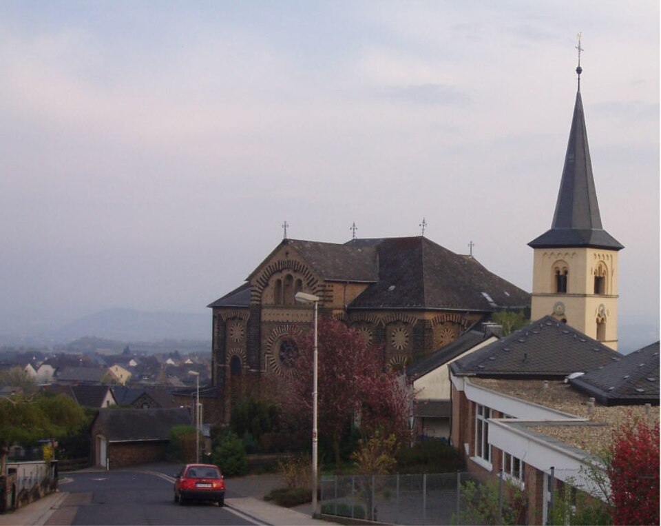 Wärmepumpe-Gurus in Nickenich – Kirche (Foto: Xocolatl 18:51, 18 April 2009) Kirche in Nickenich – Wärmepumpe-Gurus vermittelt Fachbetriebe in Nickenich