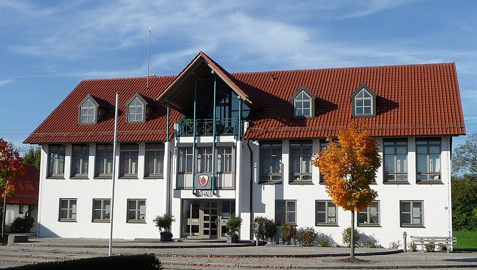 Wärmepumpe-Gurus in Niederaichbach – Rathaus (Foto: Konrad Lackerbeck) Rathaus in Niederaichbach – Wärmepumpe-Gurus vermittelt Fachbetriebe in Niederaichbach