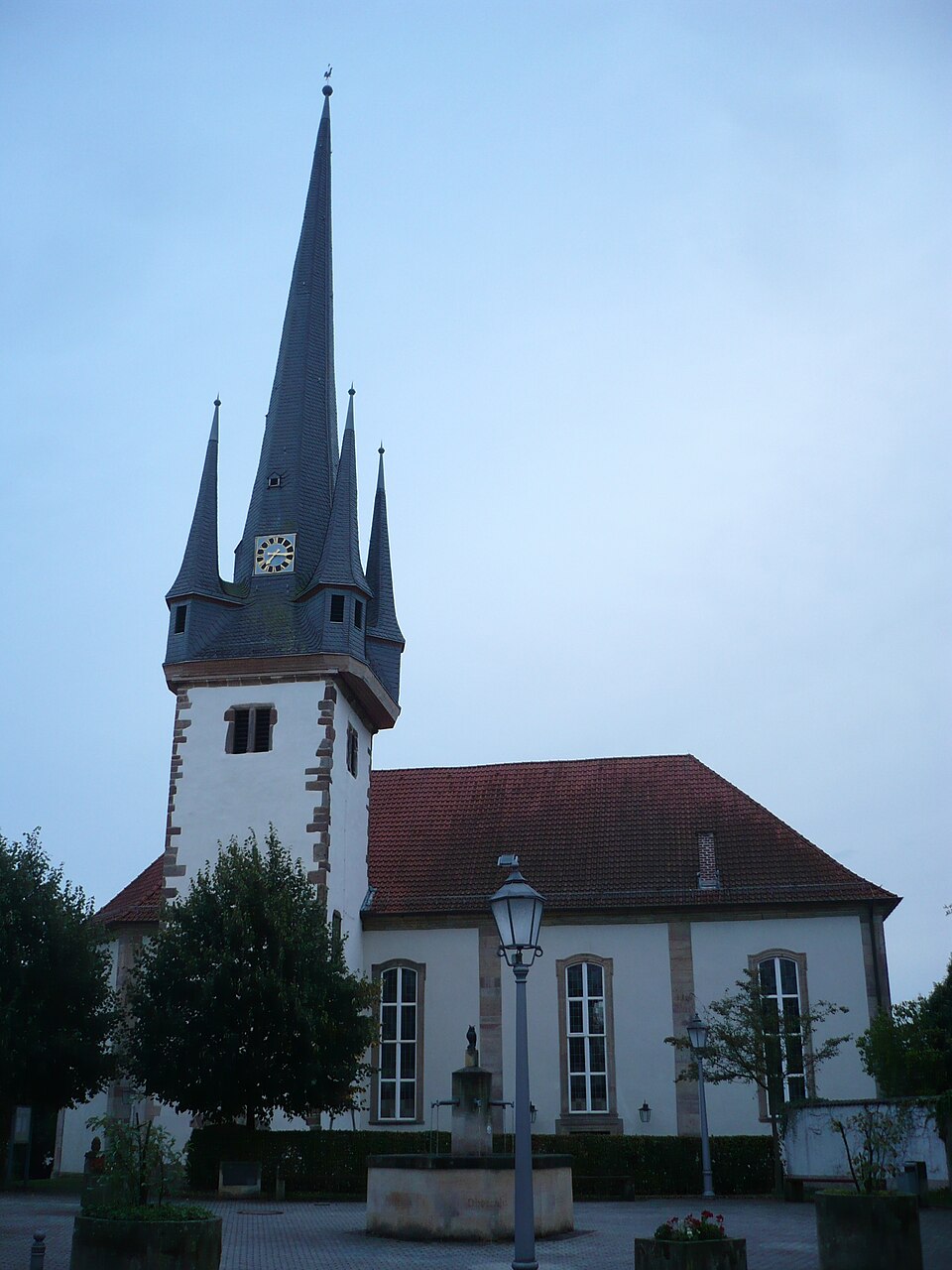 Wärmepumpe-Gurus in Oberaula – Kirche (Foto: Gelli63) Kirche in Oberaula – Wärmepumpe-Gurus vermittelt Fachbetriebe in Oberaula
