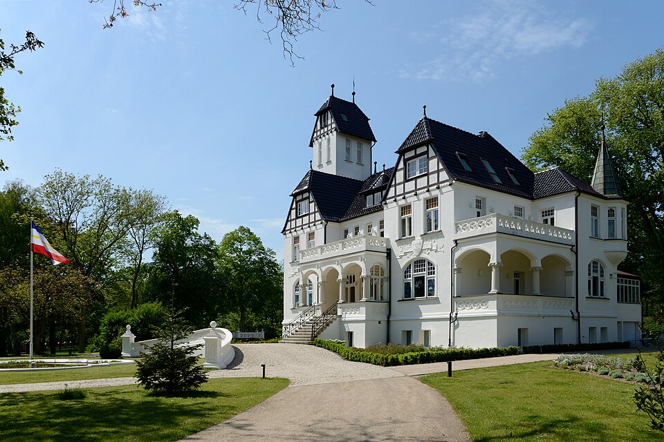 Wärmepumpe-Gurus in Papendorf – Villa (Foto: An-d) Villa in Papendorf – Wärmepumpe-Gurus vermittelt Fachbetriebe in Papendorf
