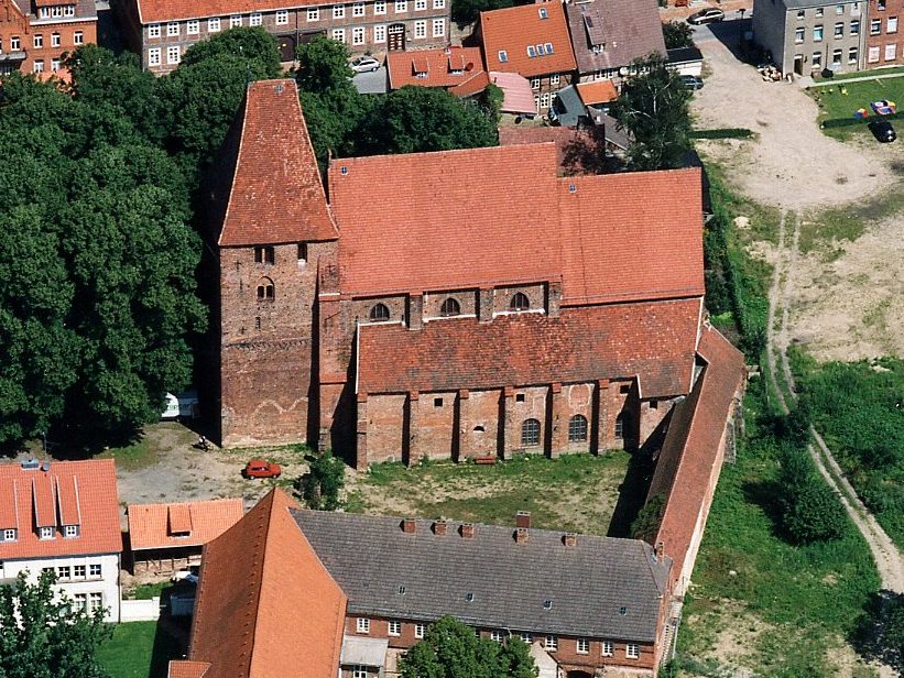 Wärmepumpe-Gurus in Rehna – Luftaufnahme kloster (Foto: No machine-readable author provided. Schiwago assumed) Luftaufnahme kloster in Rehna – Wärmepumpe-Gurus vermittelt Fachbetriebe in Rehna