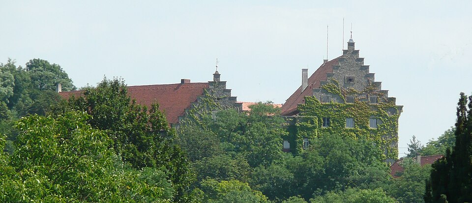 Wärmepumpe-Gurus in Reichenberg – Schloss (Foto: Carport) Schloss in Reichenberg – Wärmepumpe-Gurus vermittelt Fachbetriebe in Reichenberg