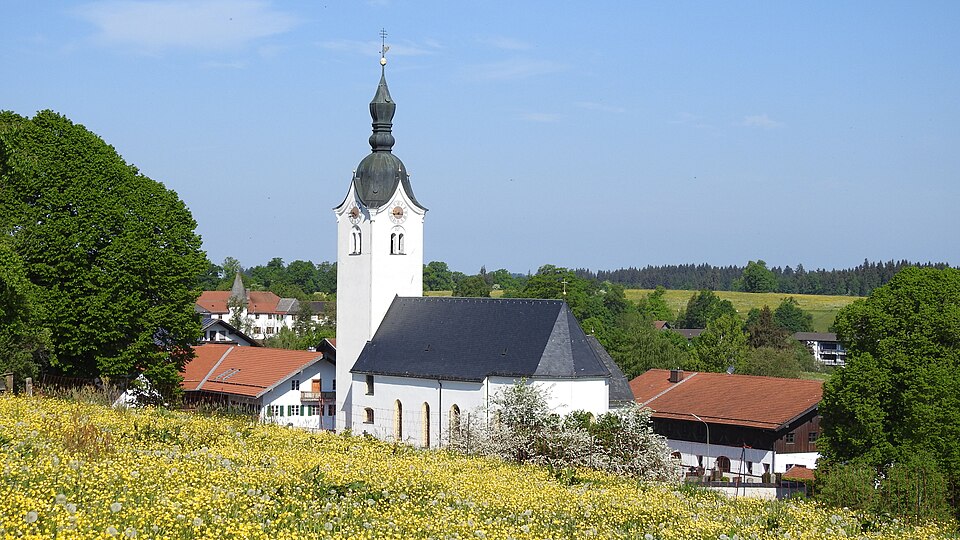 Wärmepumpe-Gurus in Reichersbeuern – Kirchberg, Kirche (Foto: Flodur63) Kirchberg, Kirche in Reichersbeuern – Wärmepumpe-Gurus vermittelt Fachbetriebe in Reichersbeuern