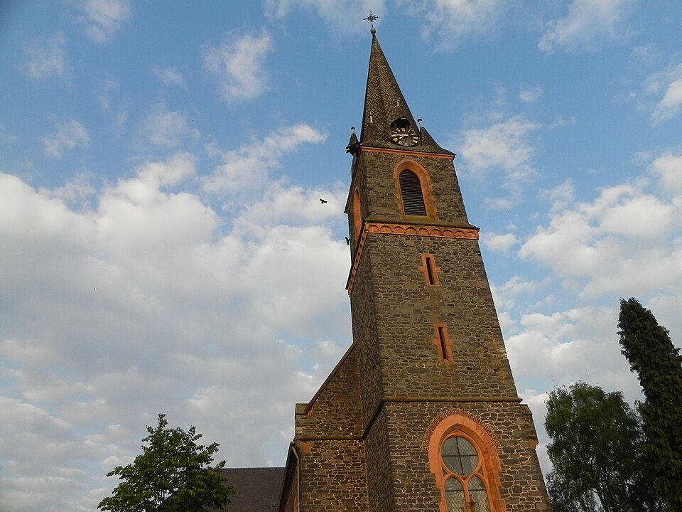 Wärmepumpe-Gurus in Rennerod – Katholische Pfarrkirche (Foto: Wuff) Katholische Pfarrkirche in Rennerod – Wärmepumpe-Gurus vermittelt Fachbetriebe in Rennerod