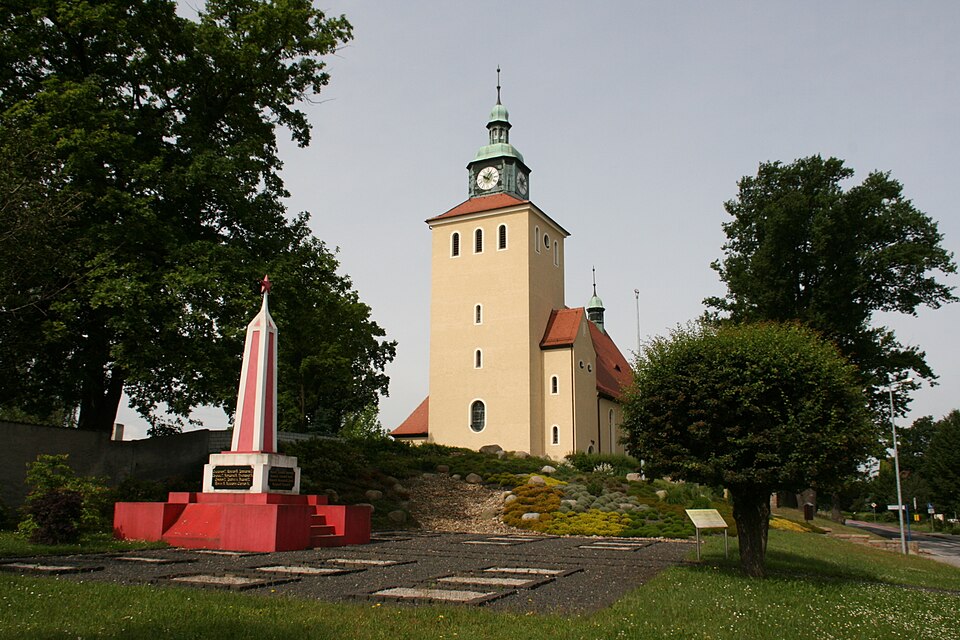 Wärmepumpe-Gurus in Rietschen / Rěčicy – Kirchstraße, Soldatenfriedhof+Kirche (Foto: Frank Vincentz) Kirchstraße, Soldatenfriedhof+Kirche in Rietschen / Rěčicy – Wärmepumpe-Gurus vermittelt Fachbetriebe in Rietschen / Rěčicy
