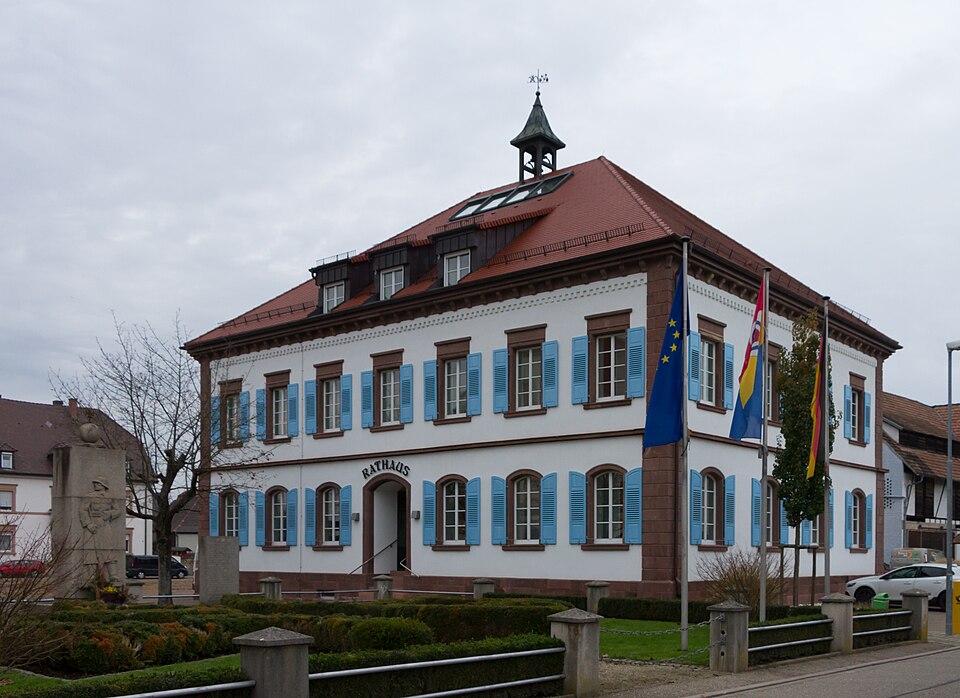 Wärmepumpe-Gurus in Ringsheim – Rathaus (Foto: ireas) Rathaus in Ringsheim – Wärmepumpe-Gurus vermittelt Fachbetriebe in Ringsheim