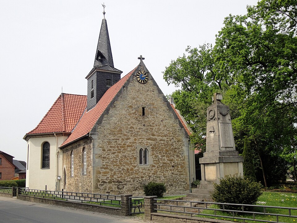 Wärmepumpe-Gurus in Rötgesbüttel – Kirche und Denkmal (Foto: Reise Reise) Kirche und Denkmal in Rötgesbüttel – Wärmepumpe-Gurus vermittelt Fachbetriebe in Rötgesbüttel