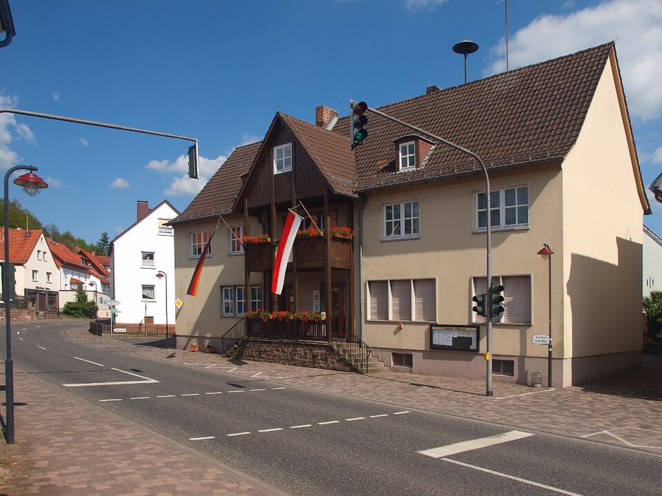 Wärmepumpe-Gurus in Ronshausen – Rathaus (Foto: 2micha) Rathaus in Ronshausen – Wärmepumpe-Gurus vermittelt Fachbetriebe in Ronshausen