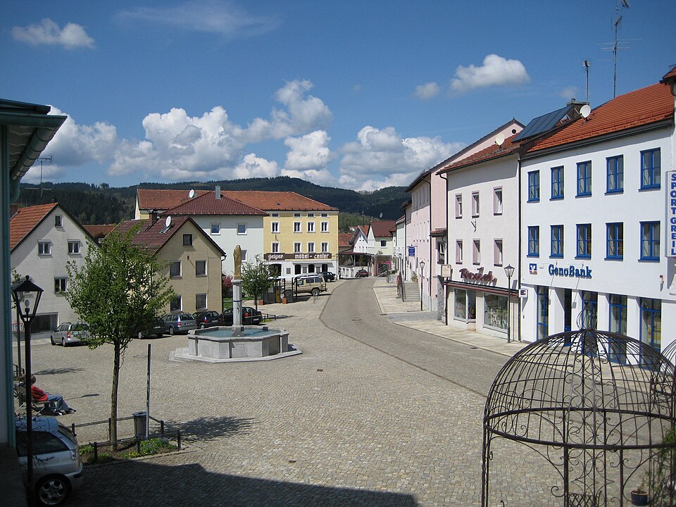 Wärmepumpe-Gurus in Ruhmannsfelden – Marktplatz (Foto: Aconcagua) Marktplatz in Ruhmannsfelden – Wärmepumpe-Gurus vermittelt Fachbetriebe in Ruhmannsfelden
