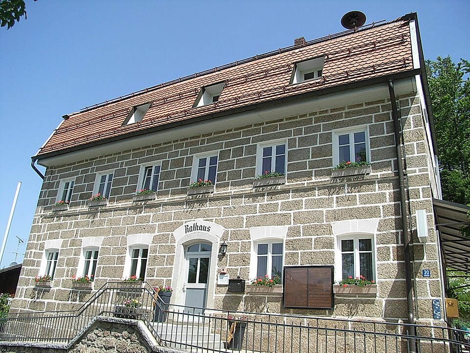 Wärmepumpe-Gurus in Saldenburg – Rathaus (Foto: Konrad Lackerbeck) Rathaus in Saldenburg – Wärmepumpe-Gurus vermittelt Fachbetriebe in Saldenburg