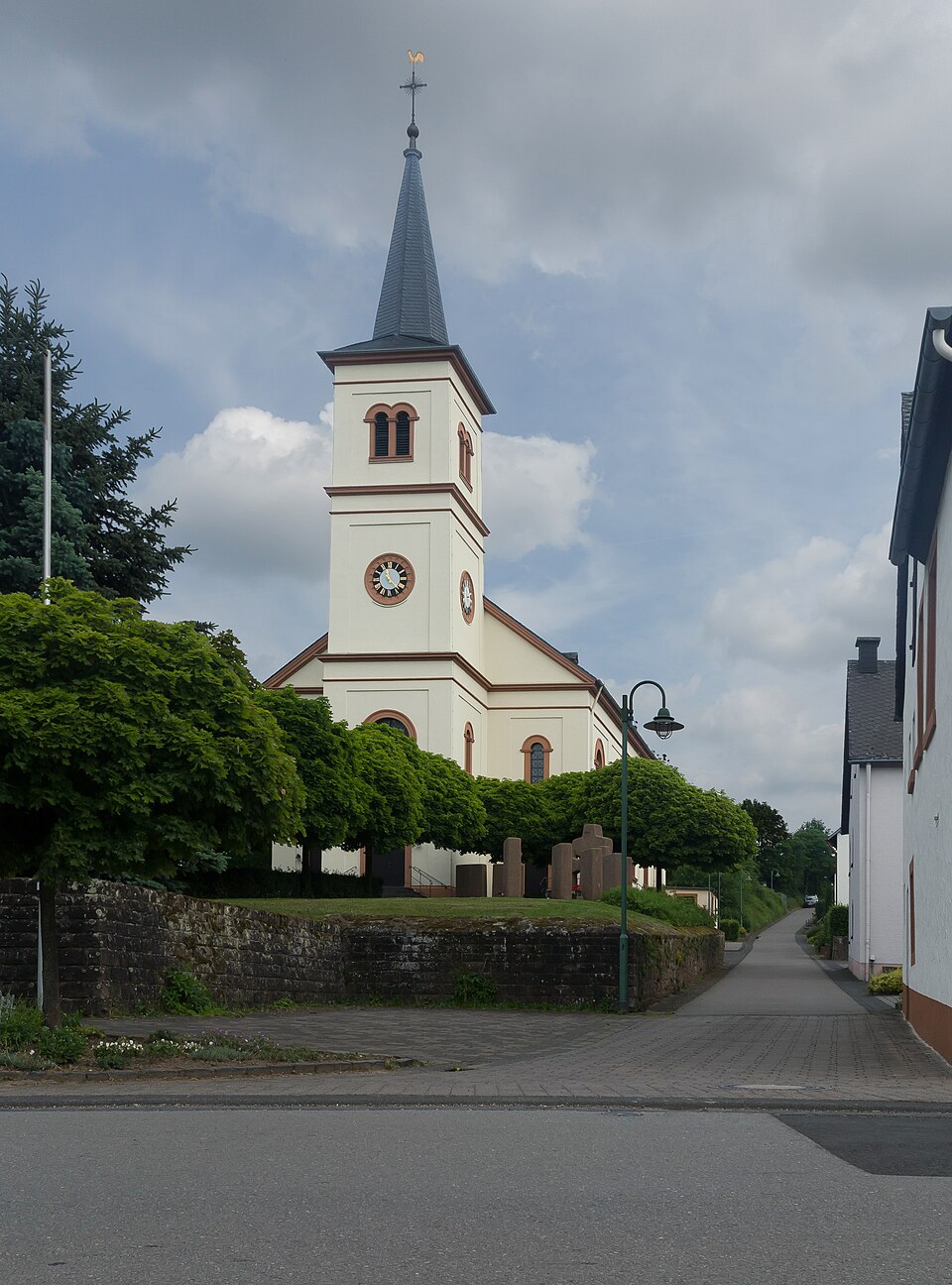 Wärmepumpe-Gurus in Salmtal – Katholische Pfarrkirche (Foto: Michielverbeek) Katholische Pfarrkirche in Salmtal – Wärmepumpe-Gurus vermittelt Fachbetriebe in Salmtal