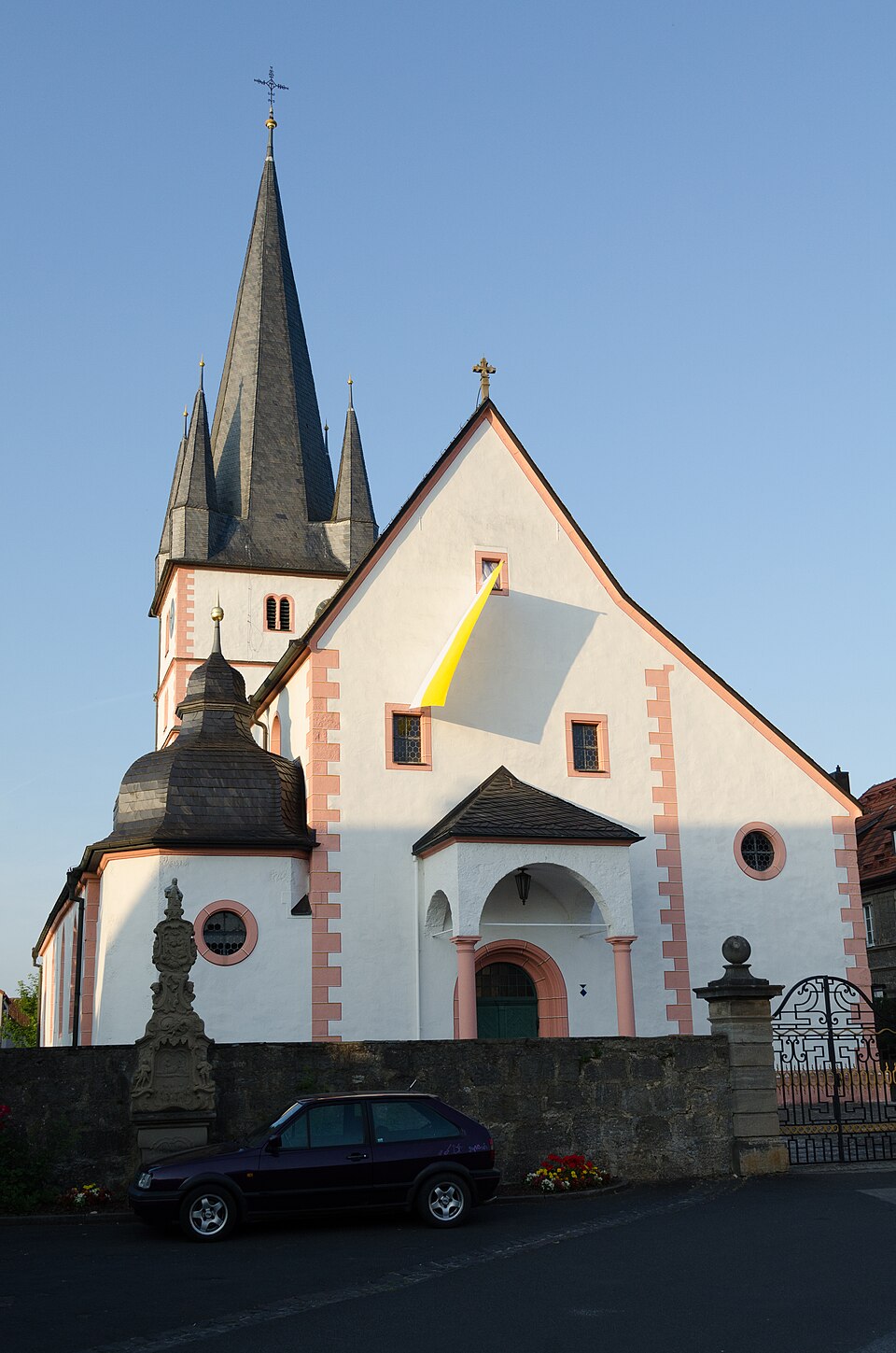 Wärmepumpe-Gurus in Salz – Pfarrkirche (Foto: Tilman2007) Pfarrkirche in Salz – Wärmepumpe-Gurus vermittelt Fachbetriebe in Salz