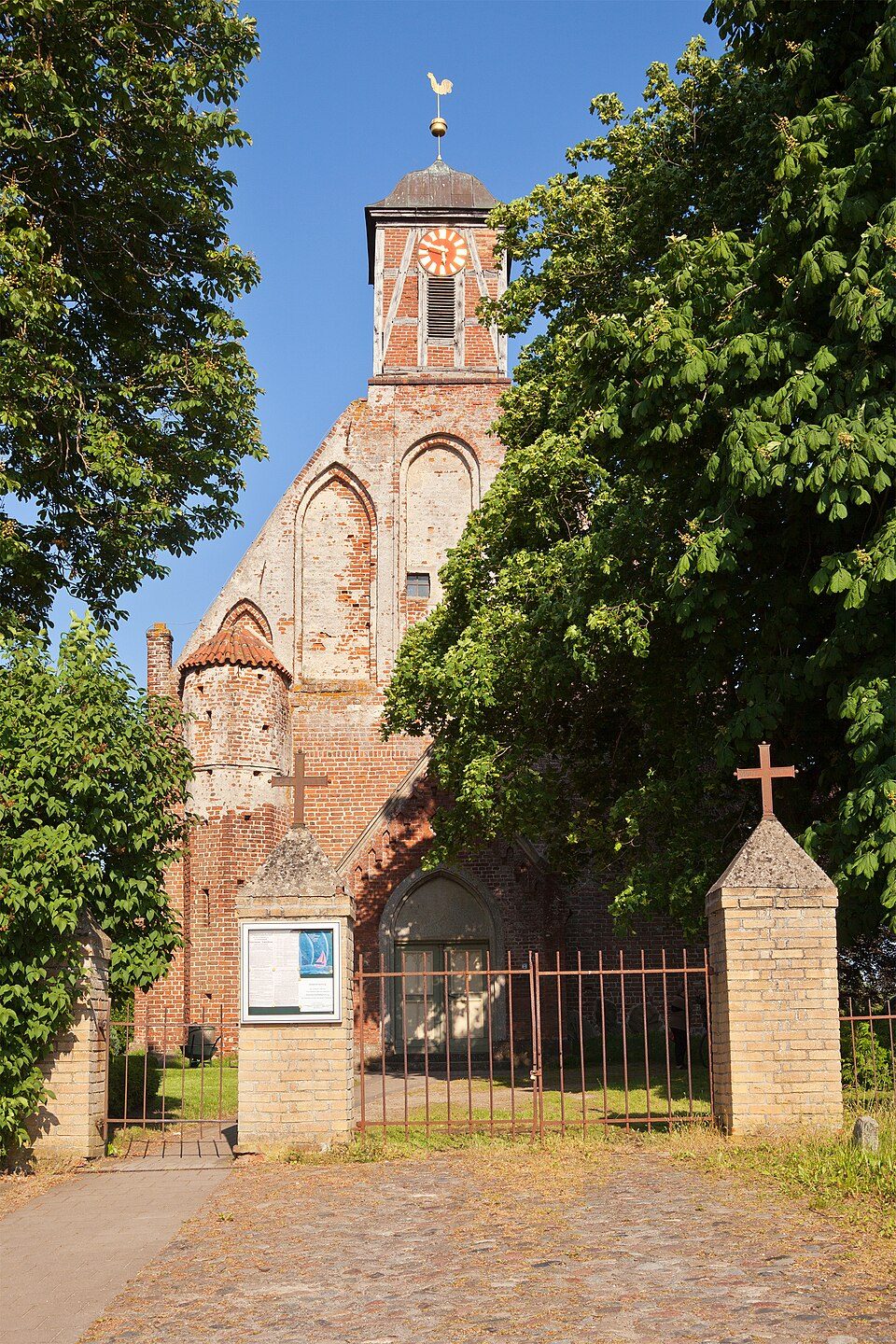 Wärmepumpe-Gurus in Samtens – Kirche (Foto: Unukorno) Kirche in Samtens – Wärmepumpe-Gurus vermittelt Fachbetriebe in Samtens