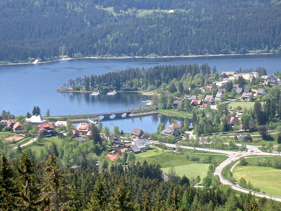 Wärmepumpe-Gurus in Schluchsee – Ansicht von Schluchsee (Foto: w:de:Benutzer:Filzstift) Wärmepumpe-Gurus in Schluchsee – Ansicht von Schluchsee
