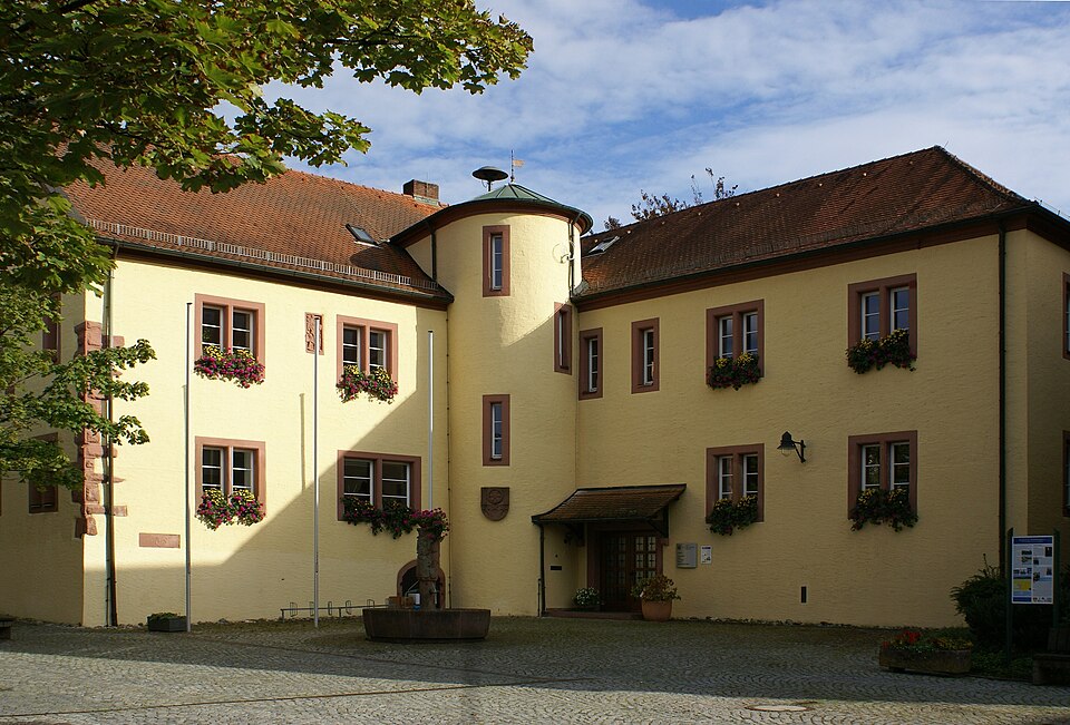 Wärmepumpe-Gurus in Schöllkrippen – Markt, Rathaus (Foto: Prof. emeritus Hans Schneider) Markt, Rathaus in Schöllkrippen – Wärmepumpe-Gurus vermittelt Fachbetriebe in Schöllkrippen