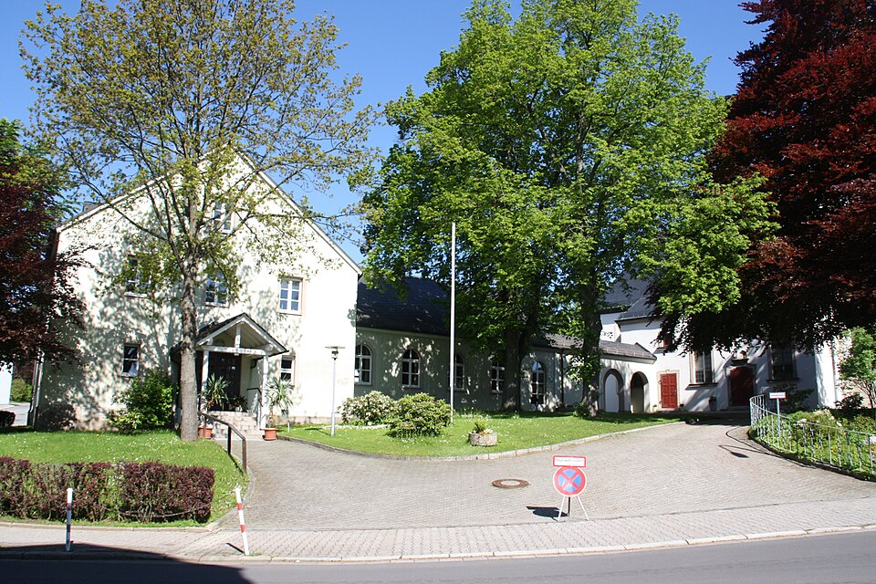 Wärmepumpe-Gurus in Schönwald – Kirchplatz (Foto: Singsangsung) Kirchplatz in Schönwald – Wärmepumpe-Gurus vermittelt Fachbetriebe in Schönwald