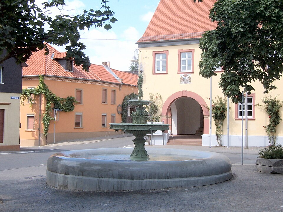 Wärmepumpe-Gurus in Schwabenheim an der Selz – Marktbrunnen mit Rathaus (Foto: No machine-readable author provided. Tgruenew assumed) Marktbrunnen mit Rathaus in Schwabenheim an der Selz – Wärmepumpe-Gurus vermittelt Fachbetriebe in Schwabenheim an der Selz