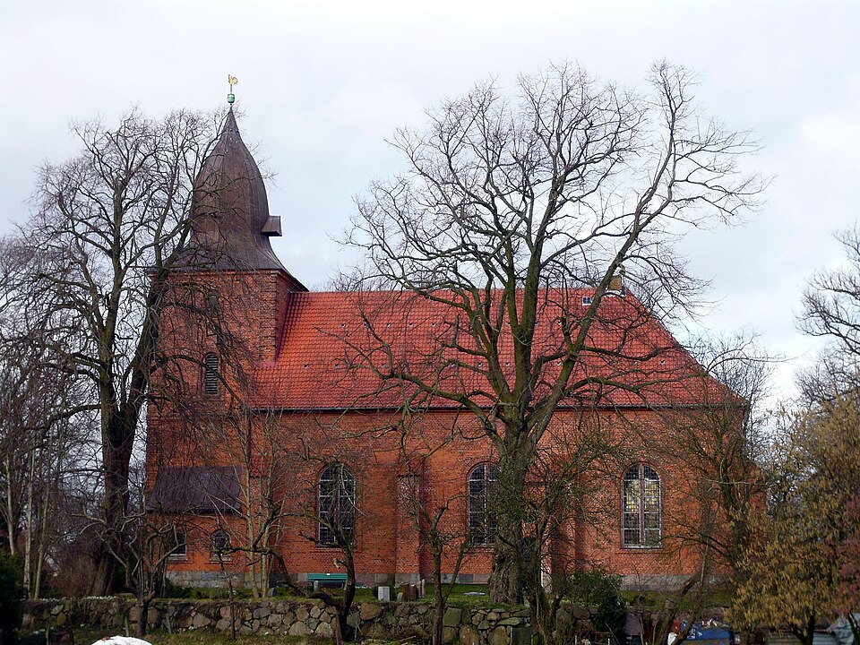 Wärmepumpe-Gurus in Schwedeneck – Dreifaltigkeitskirche (Foto: VollwertBIT) Dreifaltigkeitskirche in Schwedeneck – Wärmepumpe-Gurus vermittelt Fachbetriebe in Schwedeneck