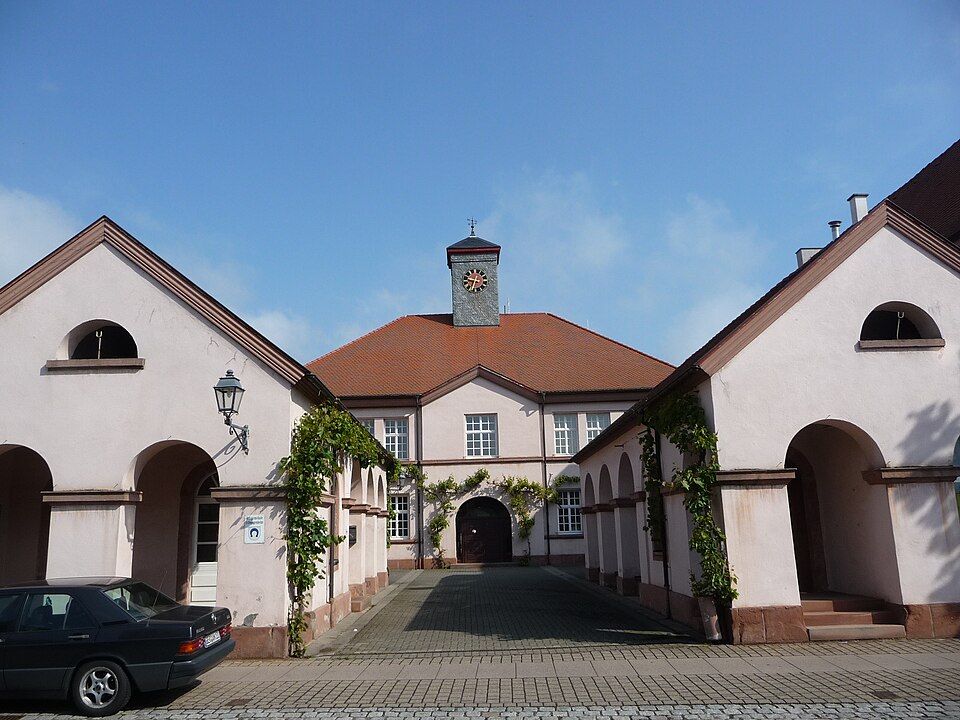 Wärmepumpe-Gurus in Schwegenheim – Rathaus (Foto: Immanuel Giel) Rathaus in Schwegenheim – Wärmepumpe-Gurus vermittelt Fachbetriebe in Schwegenheim