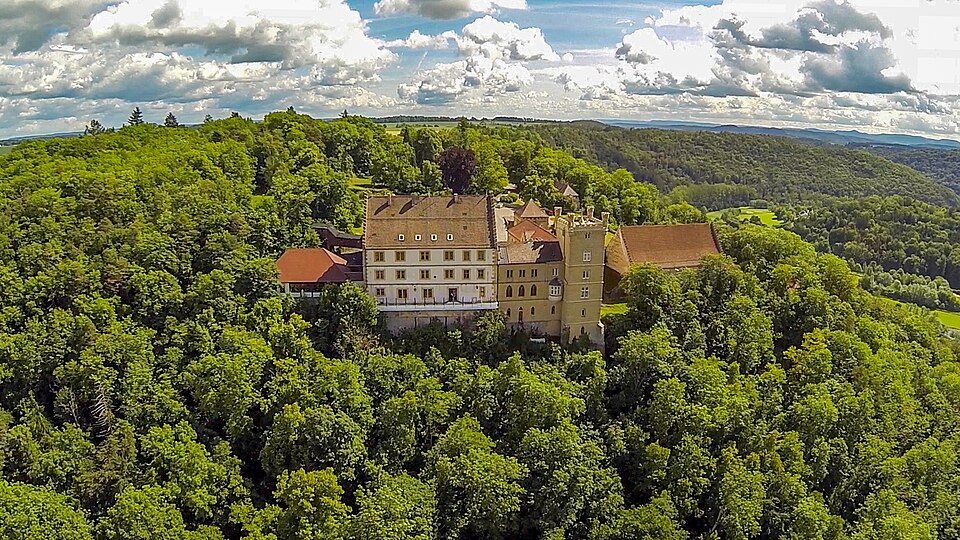 Wärmepumpe-Gurus in Starzach – Schloss (Foto: Draufsichtfpv) Schloss in Starzach – Wärmepumpe-Gurus vermittelt Fachbetriebe in Starzach