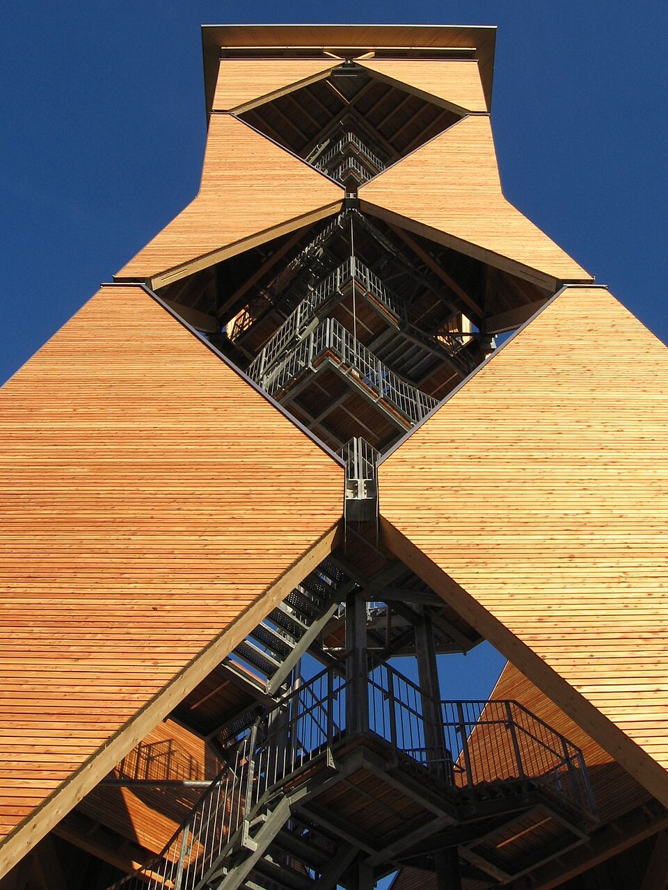 Wärmepumpe-Gurus in Sulzbach-Laufen – Altenbergturm (Foto: Mushummel at German Wikipedia) Altenbergturm in Sulzbach-Laufen – Wärmepumpe-Gurus vermittelt Fachbetriebe in Sulzbach-Laufen