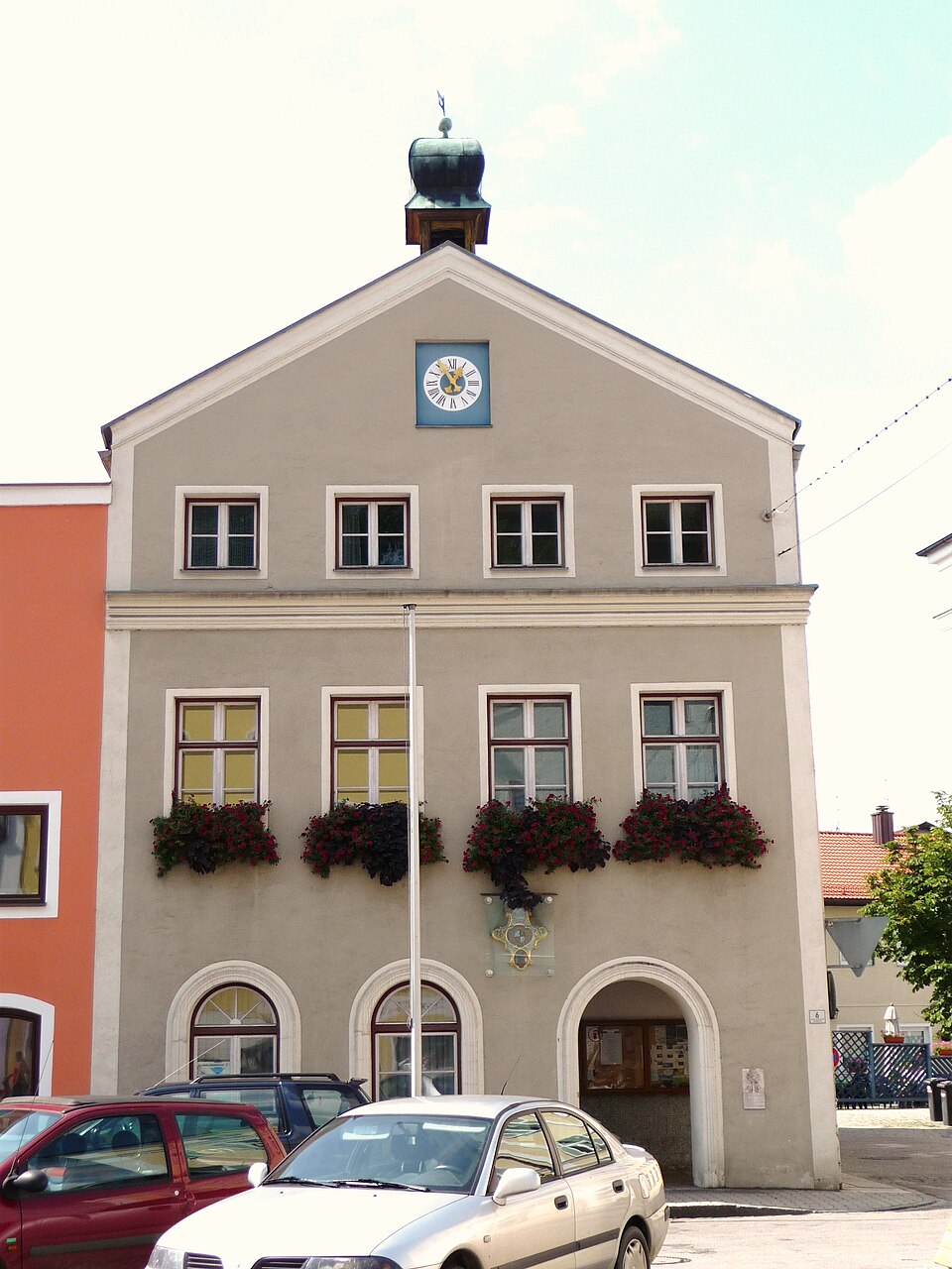 Wärmepumpe-Gurus in Tann – Rathaus (Foto: Konrad Lackerbeck) Rathaus in Tann – Wärmepumpe-Gurus vermittelt Fachbetriebe in Tann