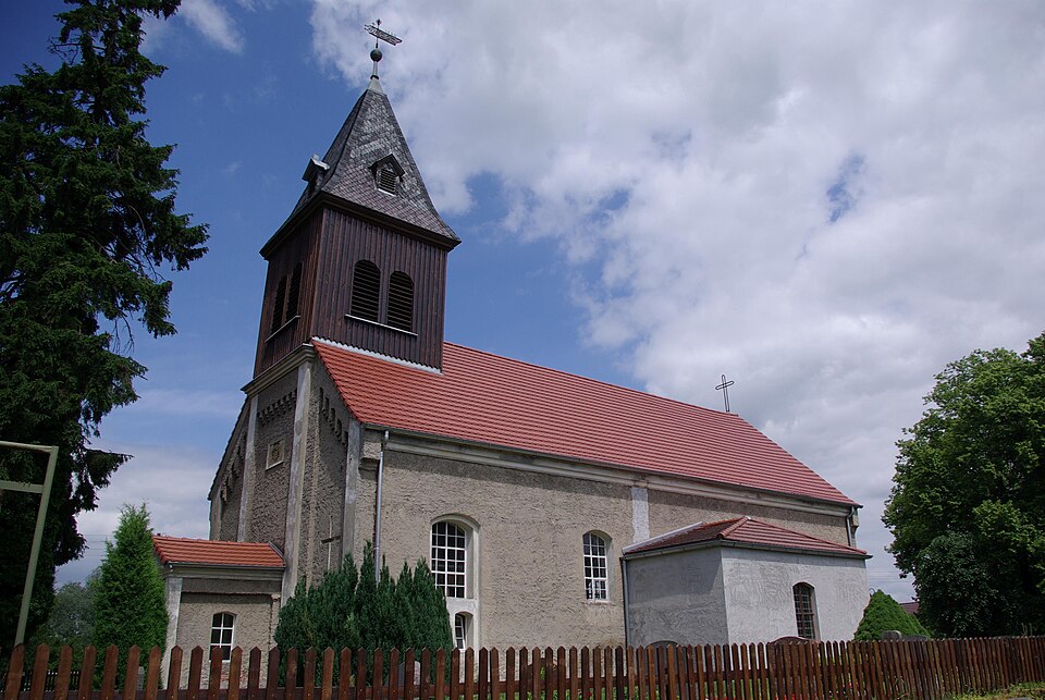 Wärmepumpe-Gurus in Tauche – Dorfkirche (Foto: Clemensfranz) Dorfkirche in Tauche – Wärmepumpe-Gurus vermittelt Fachbetriebe in Tauche