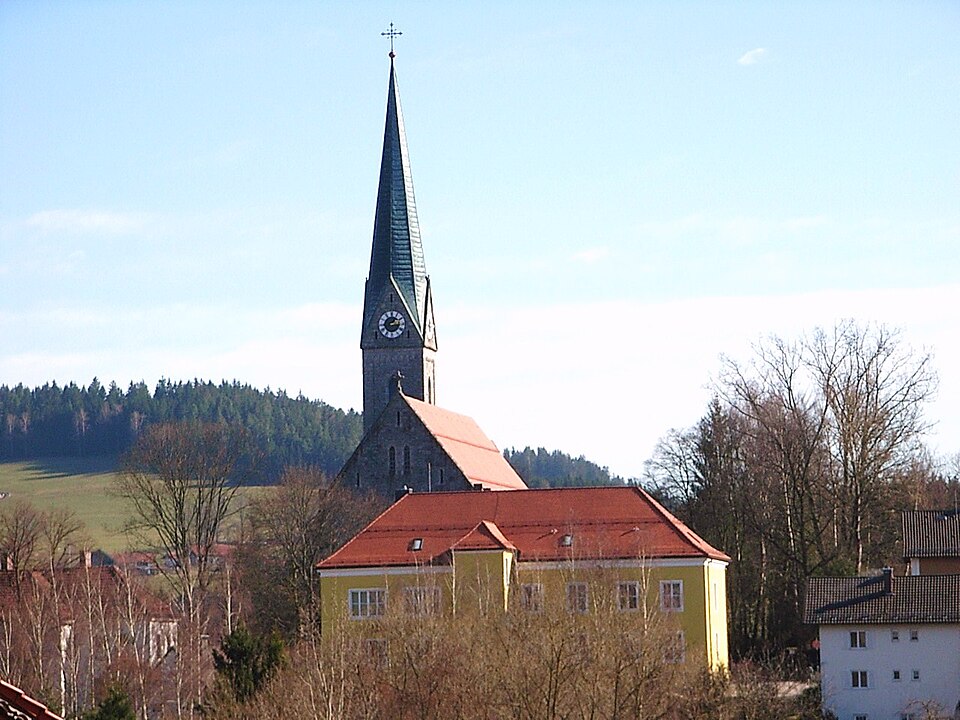 Wärmepumpe-Gurus in Teisnach – Kirche und Rathaus (Foto: Konrad Lackerbeck) Kirche und Rathaus in Teisnach – Wärmepumpe-Gurus vermittelt Fachbetriebe in Teisnach