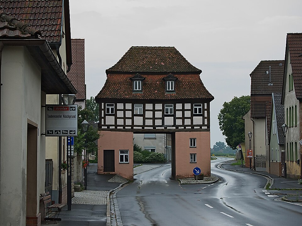 Wärmepumpe-Gurus in Uehlfeld – Torhaus (Foto: Drahkrub) Torhaus in Uehlfeld – Wärmepumpe-Gurus vermittelt Fachbetriebe in Uehlfeld