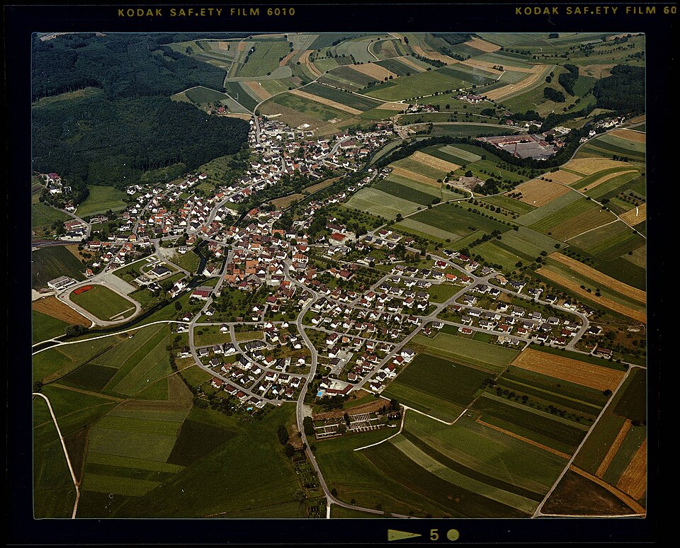 Wärmepumpe-Gurus in Volkertshausen – Luftbild (Foto: Merkler, Erich, Grosselfingen) Luftbild in Volkertshausen – Wärmepumpe-Gurus vermittelt Fachbetriebe in Volkertshausen