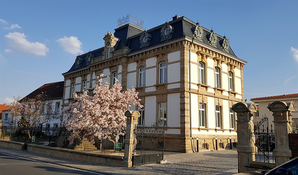 Wärmepumpe-Gurus in Wachenheim an der Weinstraße – Bahnhofstraße alte Villa (Foto: Alektryo) Bahnhofstraße alte Villa in Wachenheim an der Weinstraße – Wärmepumpe-Gurus vermittelt Fachbetriebe