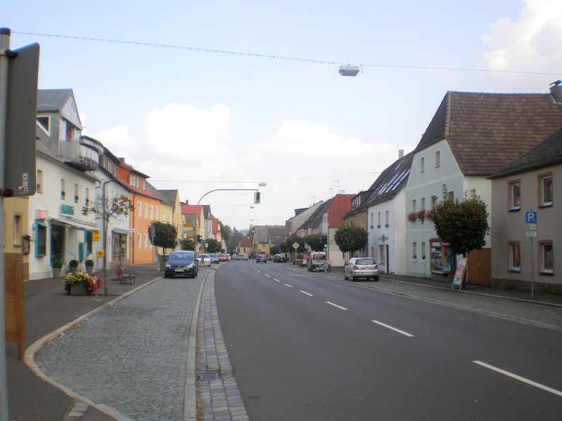 Wärmepumpe-Gurus in Waldershof – Marktstrasse (Foto: Zipacna1) Marktstrasse in Waldershof – Wärmepumpe-Gurus vermittelt Fachbetriebe in Waldershof