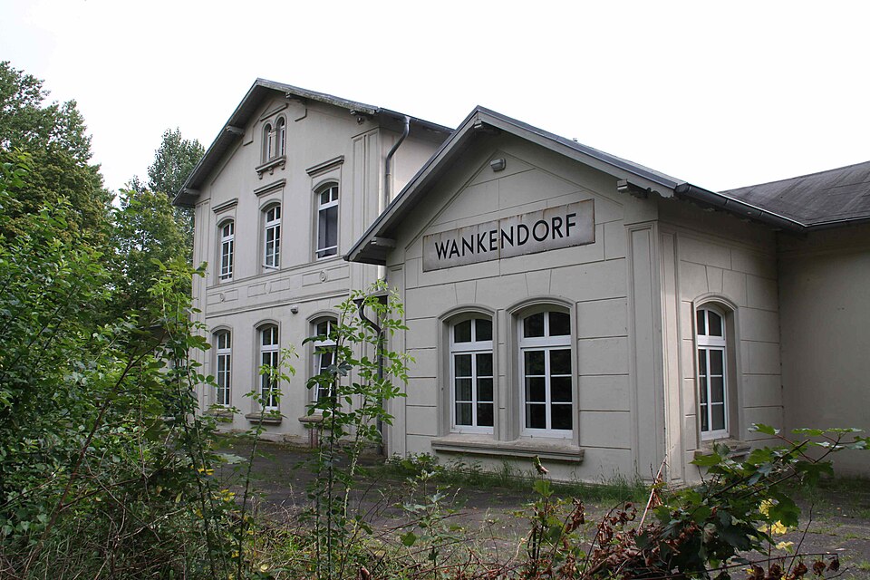 Wärmepumpe-Gurus in Wankendorf – Bahnhof (Foto: Mef.ellingen) Bahnhof in Wankendorf – Wärmepumpe-Gurus vermittelt Fachbetriebe in Wankendorf