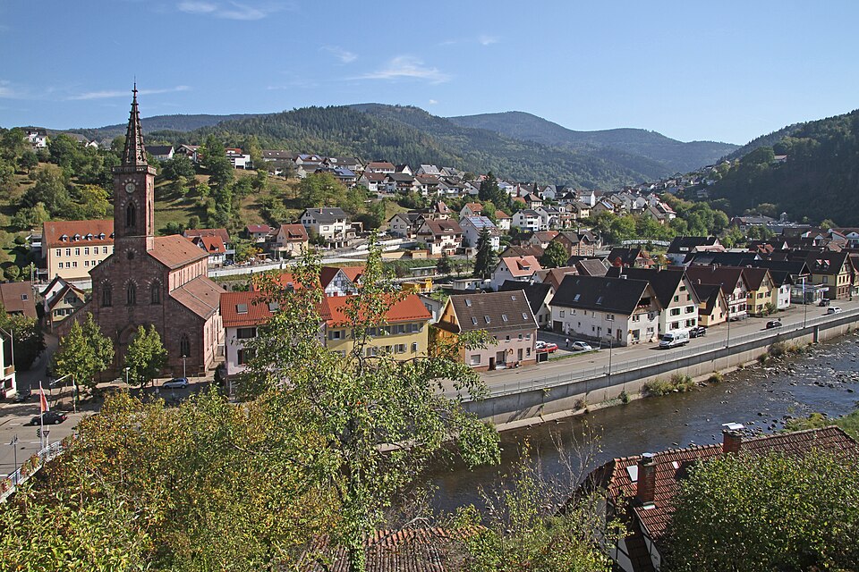 Wärmepumpe-Gurus in Weisenbach – Ansicht von Weisenbach (Foto: Gerd Eichmann) Wärmepumpe-Gurus in Weisenbach – Ansicht von Weisenbach
