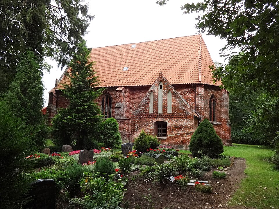 Wärmepumpe-Gurus in Weitenhagen – Dorfkirche (Foto: Assenmacher) Dorfkirche in Weitenhagen – Wärmepumpe-Gurus vermittelt Fachbetriebe in Weitenhagen